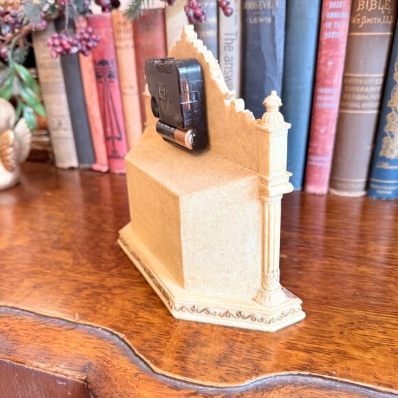 Vintage 3D Last Supper Clock that Works - Picture 14 of 14